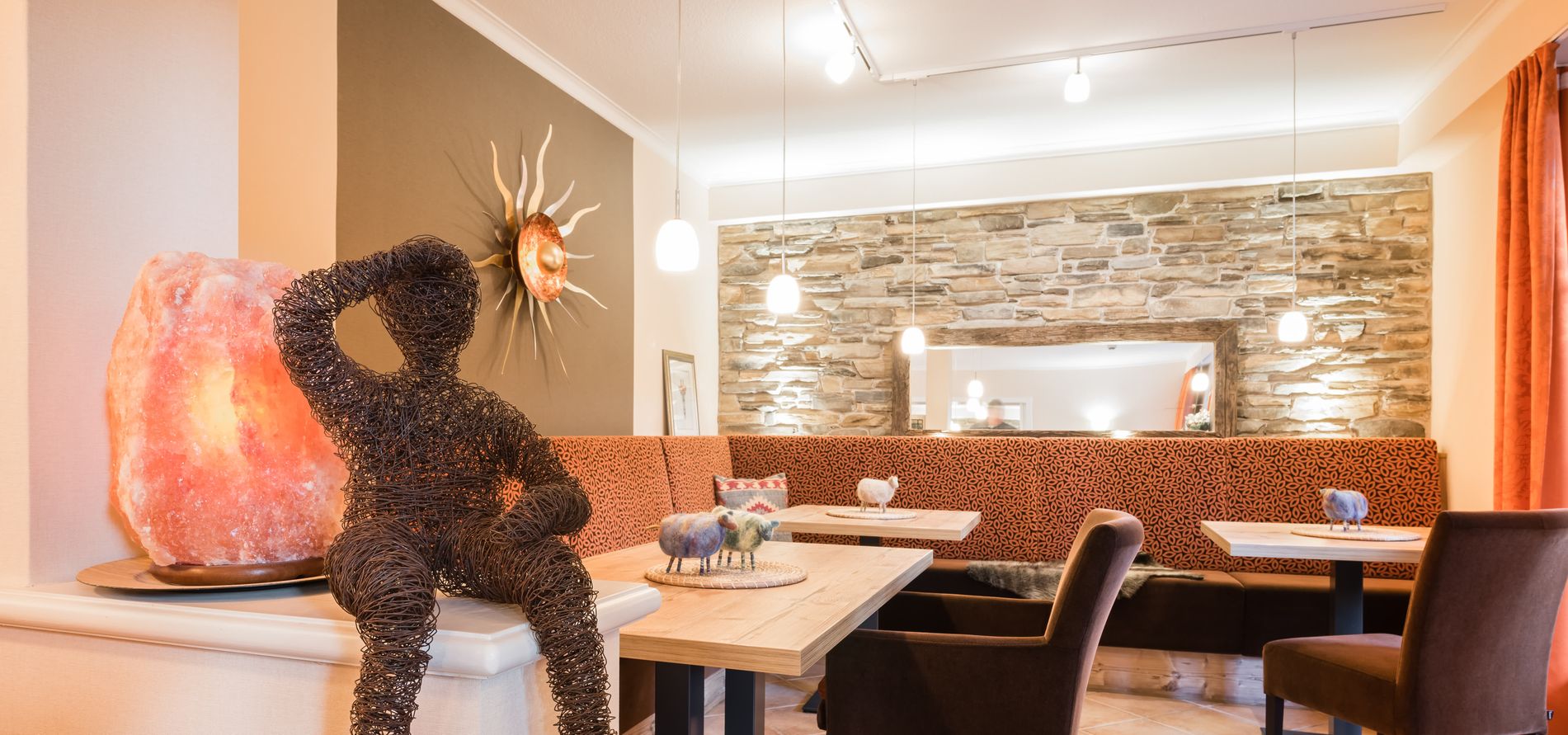 Gemütliche Sitzecke im Speisesaal des Hotels Pension Fortuna - Das Salzhotel