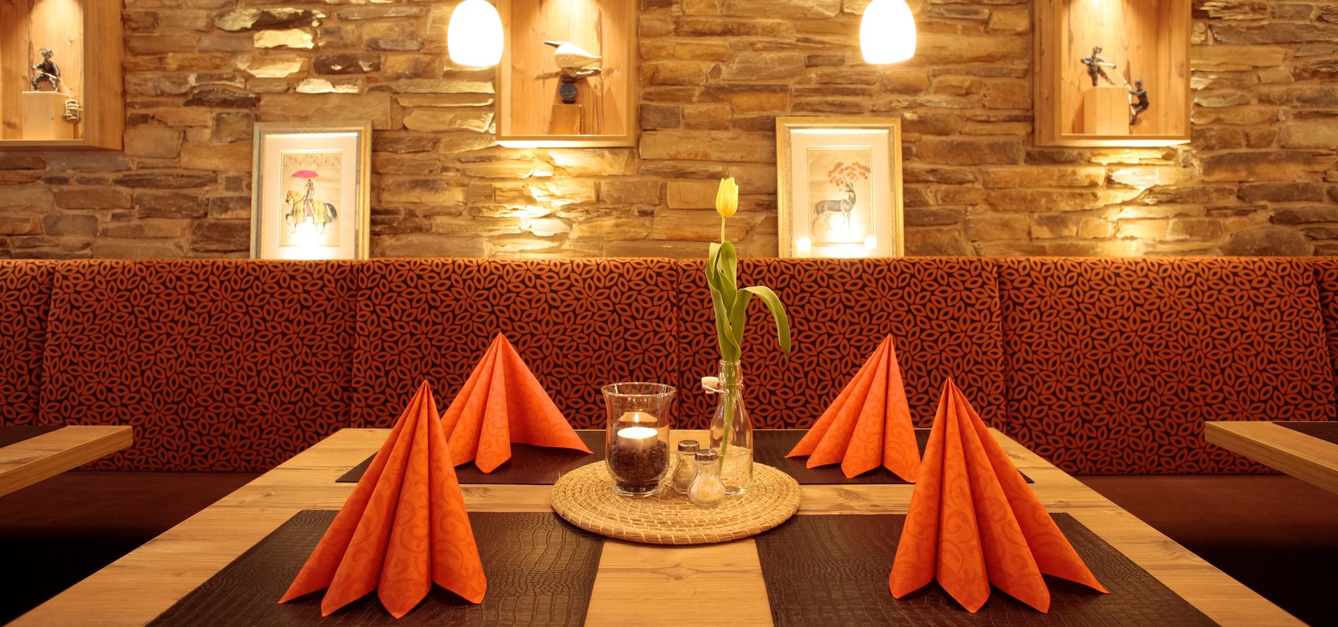 Gedeckert Tisch im Speisesaal des Hotel Pension Fortuna - Das Salzhotel